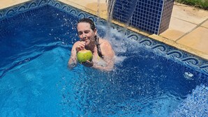 Une piscine dotée d’un bord décoratif et d’un él ément aquatique ornemental.
