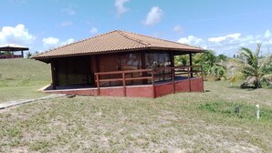 Un bâtiment d’un seul étage, doté d’un toit en tuiles et d’un porche abrité.