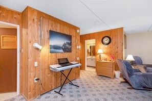 Interior - Cozy 2-bedroom condo in welcoming Cambridge with WiFi, AC (Cambridge)