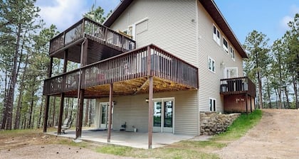 Spacious and secluded home with mountain views, gas grill, decks & home office