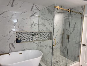 Dusche, Haartrockner, HandtĂŒcher, Seife