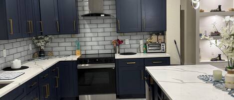 Microondas, horno, placa de cocina, lavavajillas