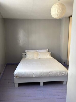 6 bedrooms, iron/ironing board, free WiFi, bed sheets