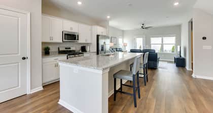 5 Mi to Auburn University: Sleek Townhome w/ Patio