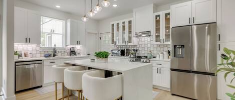 Geladeira, micro-ondas, cooktop, lava-louças