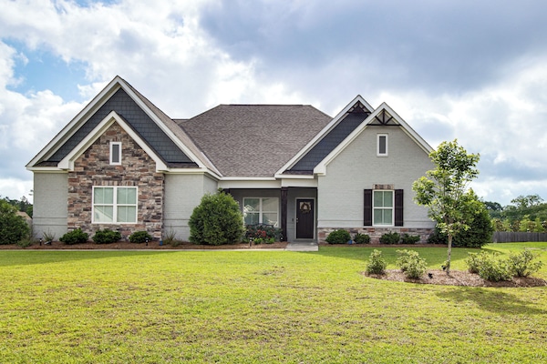 Dothan Vacation Rental | 4BR | 3.5BA | 1 Step to Enter | 3,041 Sq Ft
