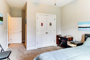 4 bedrooms, internet, bed sheets