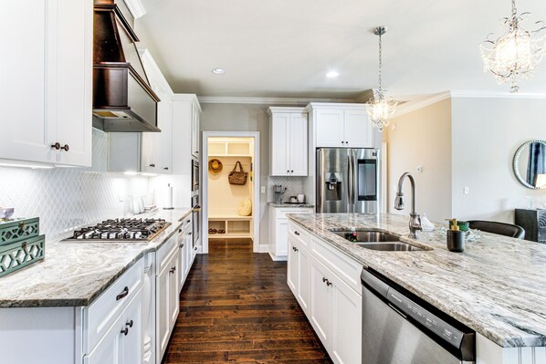 Lave-vaisselle, batterie de cuisine, vaisselle et ustensiles