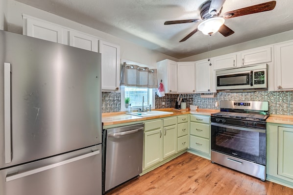 Fridge, microwave, stovetop, dishwasher