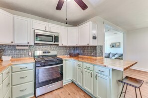 Fridge, microwave, stovetop, dishwasher