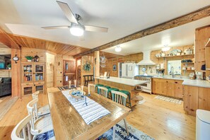 Un interior de madera con comedor, cocina y barra.