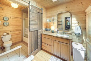 Hair dryer, towels - Riverside Cabin on 9 Acres in Montana (Troy)