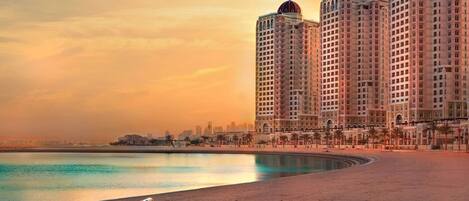 Aan het strand, ligstoelen aan het strand, strandlakens