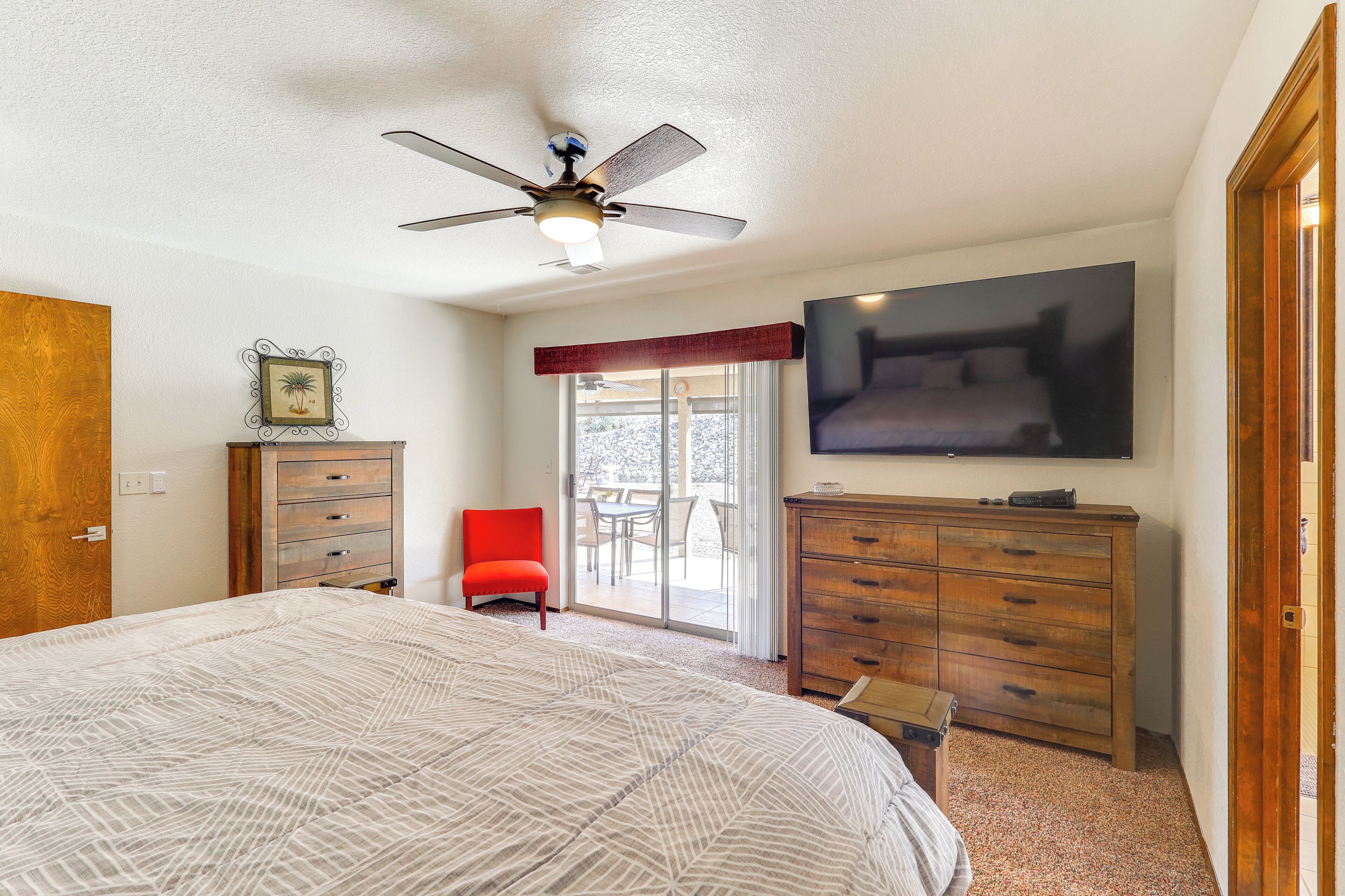 3 bedrooms, desk, Internet, bed sheets