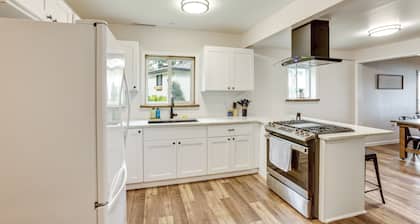 Swimmer's Paradise: Lakefront Cottage in Baldwin!