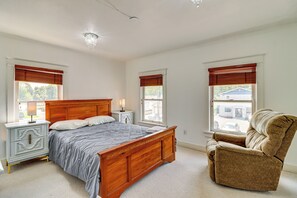 5 bedrooms, iron/ironing board, internet, bed sheets