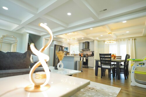 Modern Luxe Retreat -Heart of Chesterfield