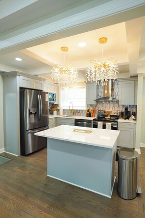 Microondas, horno, parrilla de estufa y lavavajillas 