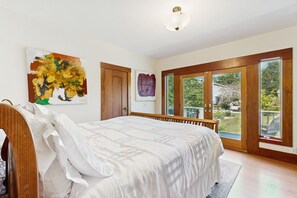 2 bedrooms, iron/ironing board, internet, bed sheets