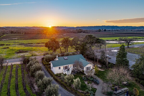 Exterior - Charming Alexander Valley Farmhouse with loft, hot tub & a complementary tasting (Healdsburg)
