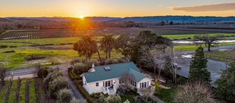 Charming Alexander Valley Farmhouse with loft, hot tub & a complementary tasting