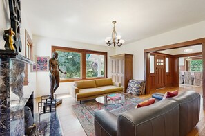 TV, books - Charming Alexander Valley Farmhouse with loft, hot tub & a complementary tasting (Healdsburg)