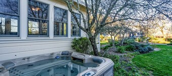 Charming Alexander Valley Farmhouse with loft, hot tub & a complementary tasting
