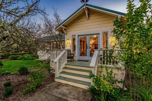Exterior - Charming Alexander Valley Farmhouse with loft, hot tub & a complementary tasting (Healdsburg)