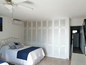 1 slaapkamer, een strijkplank/strijkijzer, wifi, beddengoed