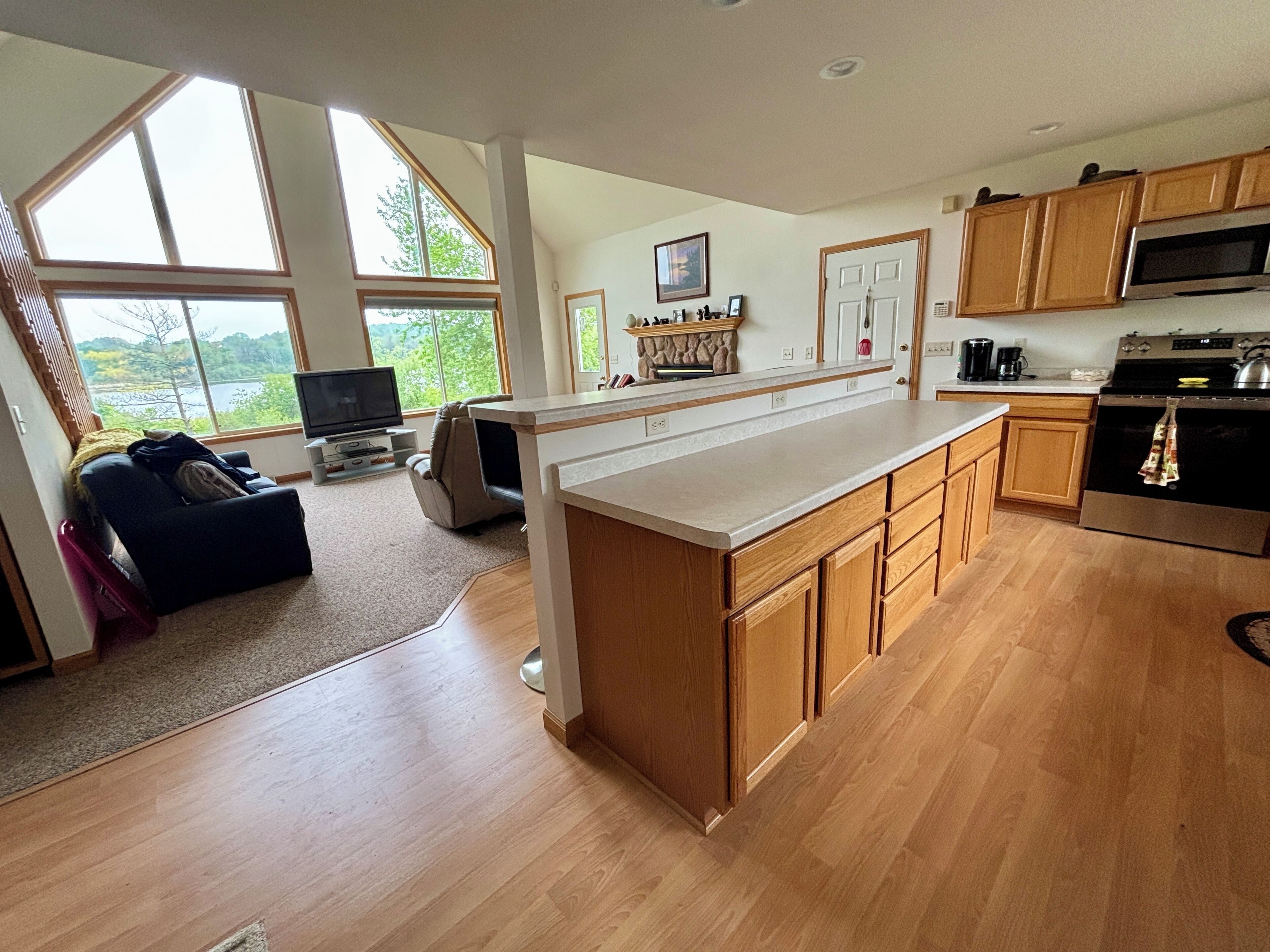 Jääkaappi, mikroaaltouuni, uuni, liesi