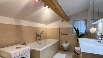 Secadora de cabello, toallas, jabón, papel de baño