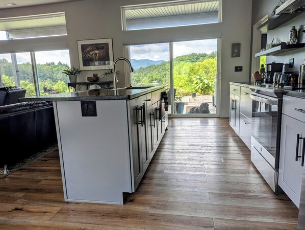 Kühlschrank, Mikrowelle, Kochgeschirr/Geschirr/Besteck