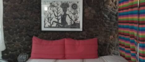 1 dormitorio, caja fuerte, escritorio y tabla de planchar con plancha