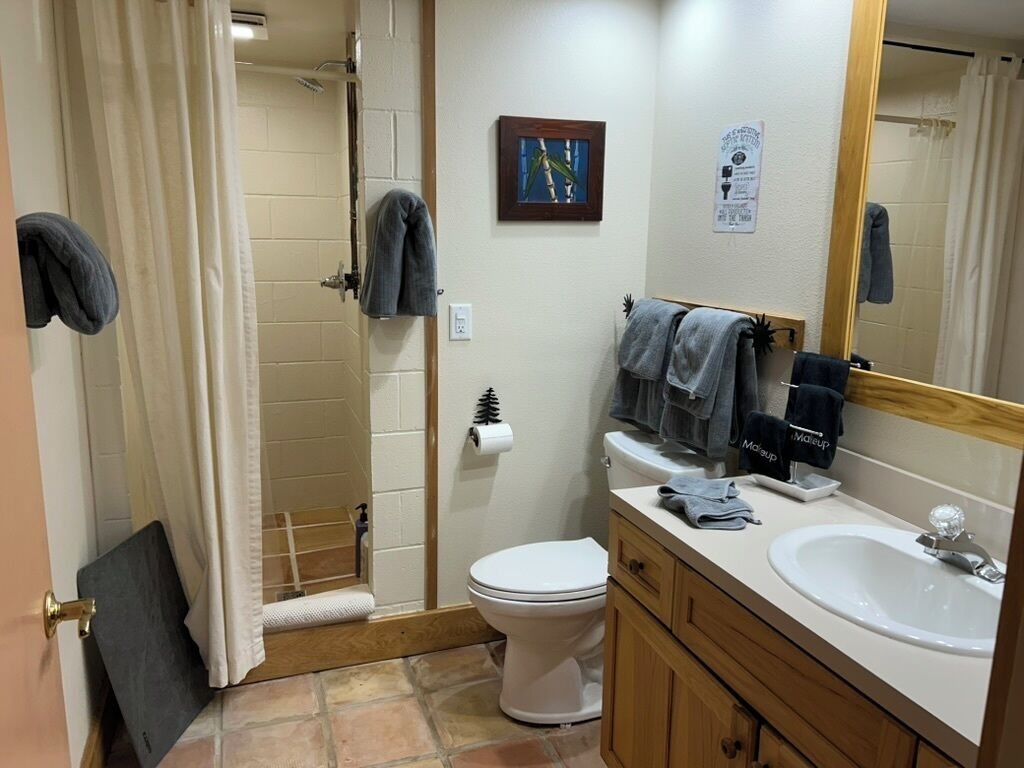 Dusj, håndklær, såpe og toalettpapir