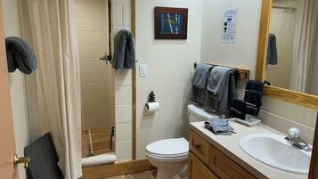 Regadera, toallas, jabón, papel de baño
