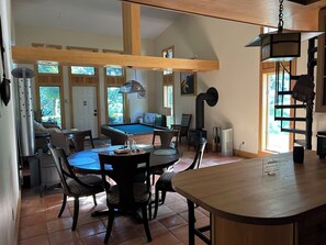 Games room - Secluded studio getaway- only 4 miles from Downtown Iowa City (Iowa City)