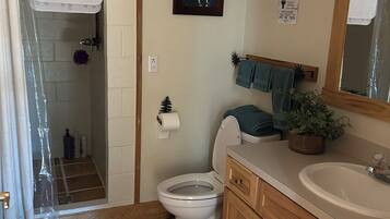 Dusj, håndklær, såpe og toalettpapir