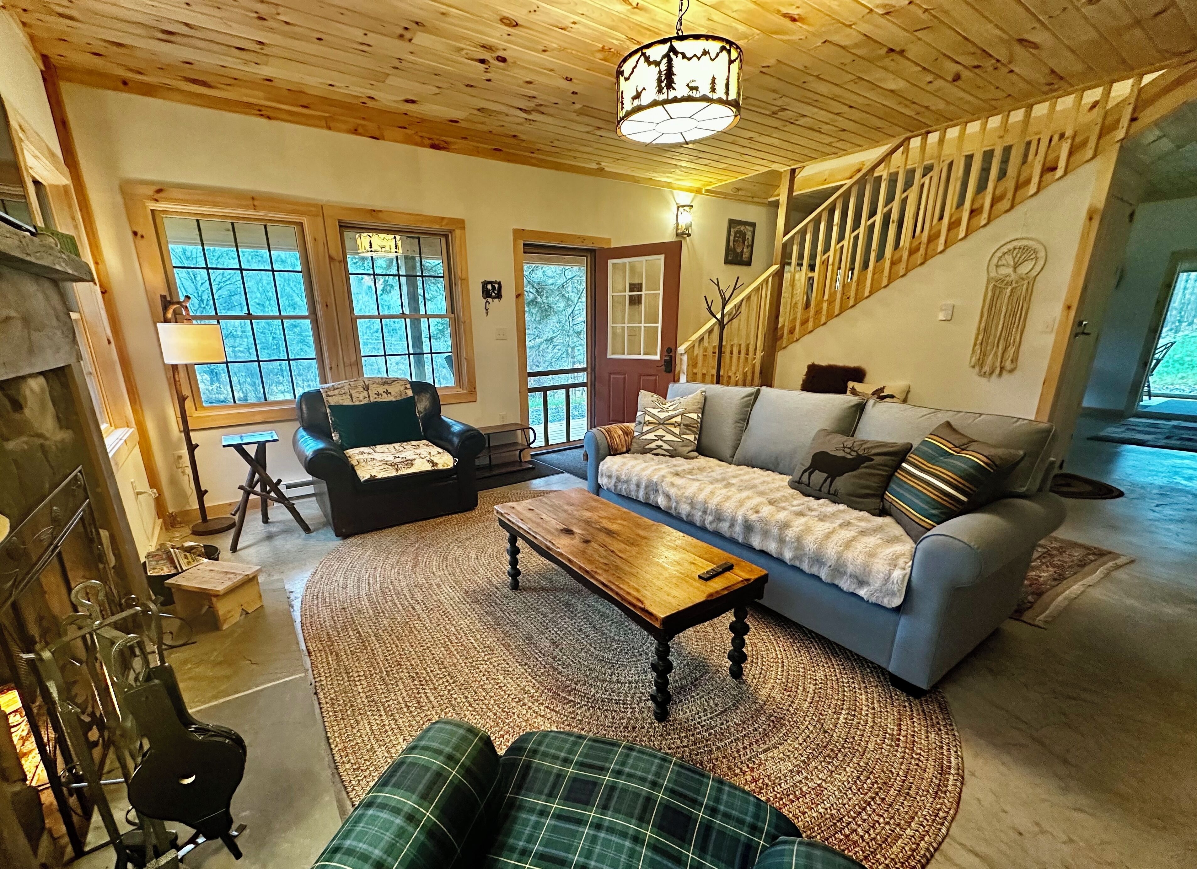 Smart TV, chimenea, tenis de mesa y libros 