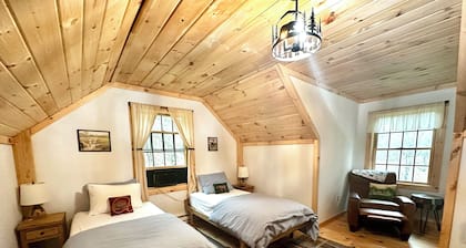 Charming and rustic 3-bedroom cabin just minutes from Cooperstown