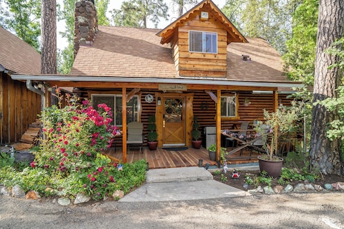 Cozy 3-bedroom log Cabin. Just minutes away from Bass Lake.