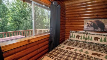 3 bedrooms, desk, iron/ironing board, travel crib