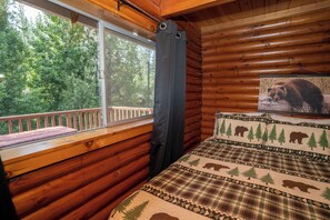 3 habitaciones, escritorio y tabla de planchar con plancha 