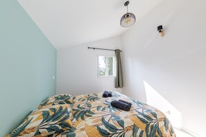 3 bedrooms, desk, iron/ironing board, free WiFi