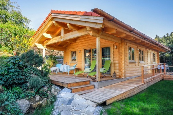 Blockhaus mit zwei Terrassen und Veranda im Sommer