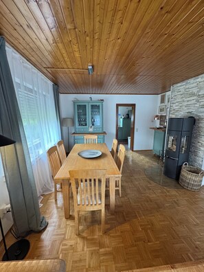 Dining - Garden Suite with Sauna, 2 fireplaces, covered terrace & pizza oven (Wiesbaum)