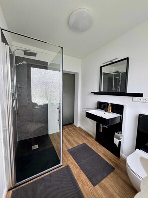 Bathroom - Garden Suite with Sauna, 2 fireplaces, covered terrace & pizza oven (Wiesbaum)