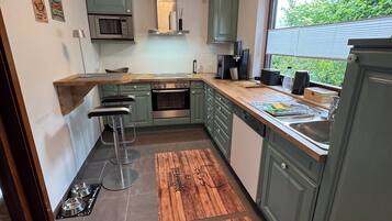 Een koelkast, een kookplaat