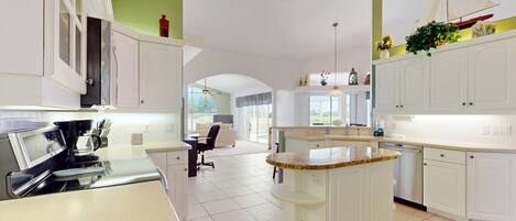 Refrigerador, microondas, horno, placa de cocina