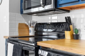 Mikrovågsugn, ugn, spishäll och diskmaskin