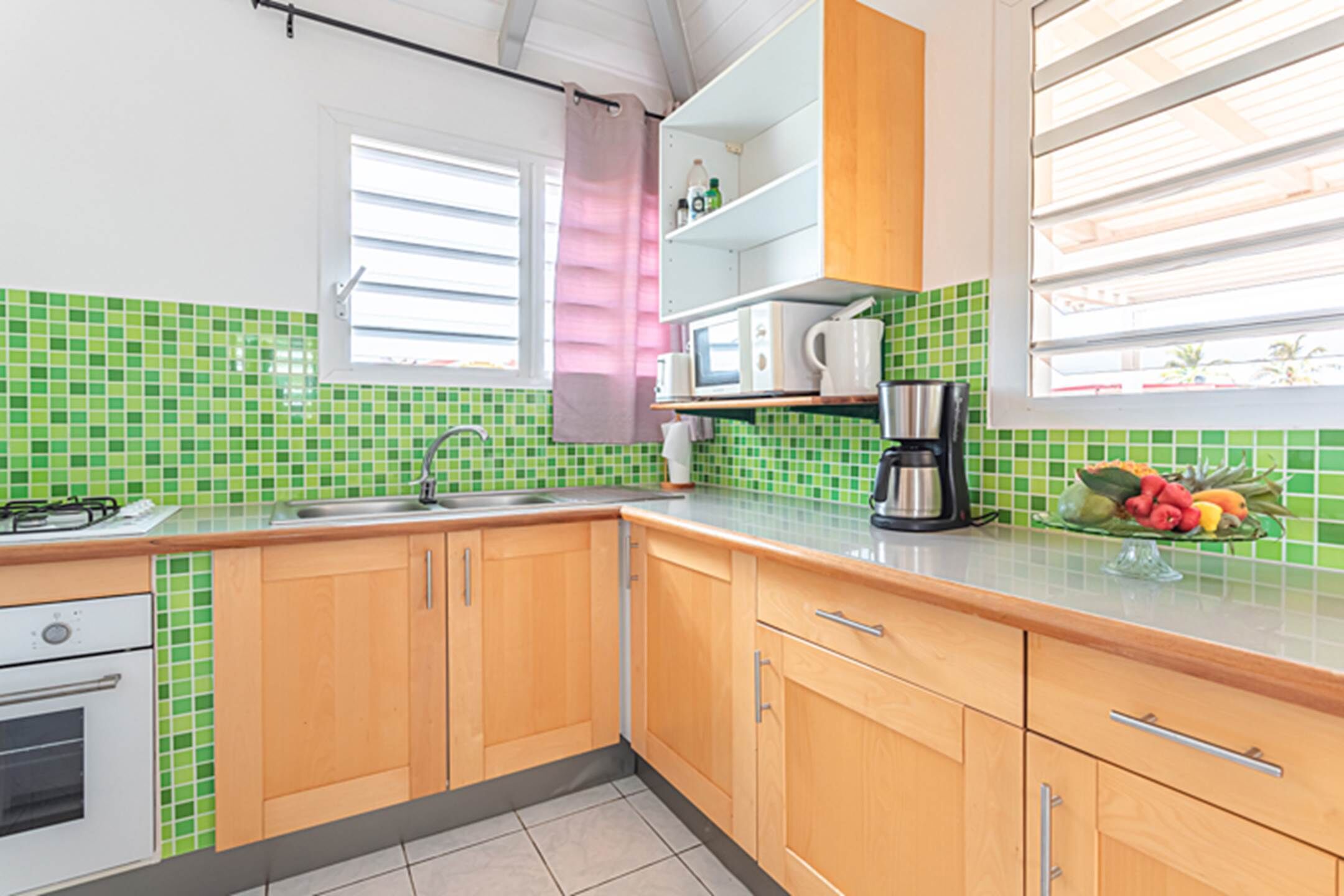 Kühlschrank, Mikrowelle, Ofen, Wasserkocher mit Kaffee-/Teezubehör